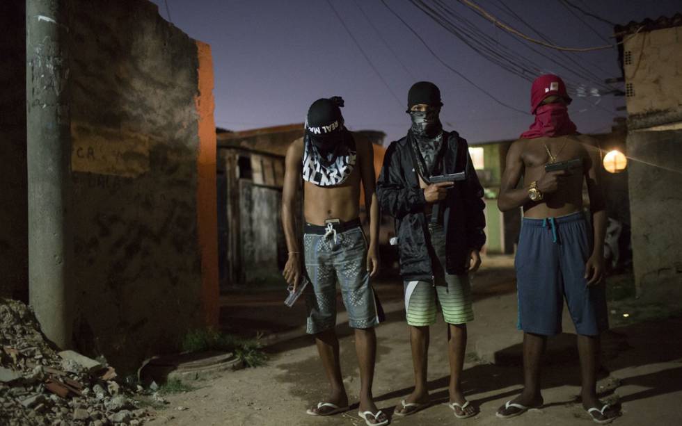 Jovens traficantes de uma favela do Rio.
