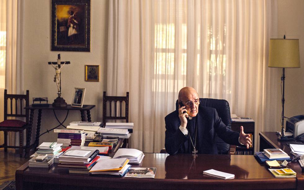 O arcebispo de Madri, Carlos Osoro em seu escritório.