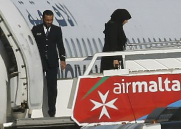 Sequestradores de avião líbio libertam passageiros e se rendem
