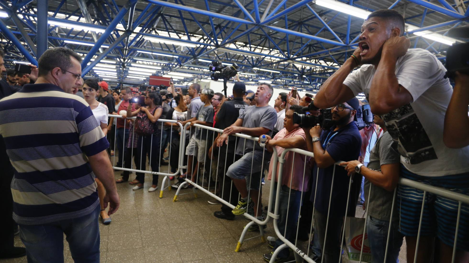Familiares e curiosos clamam por justiça na chegada dos agressores na delegacia Familiares e curiosos clamam por justiça na chegada dos agressores na delegacia