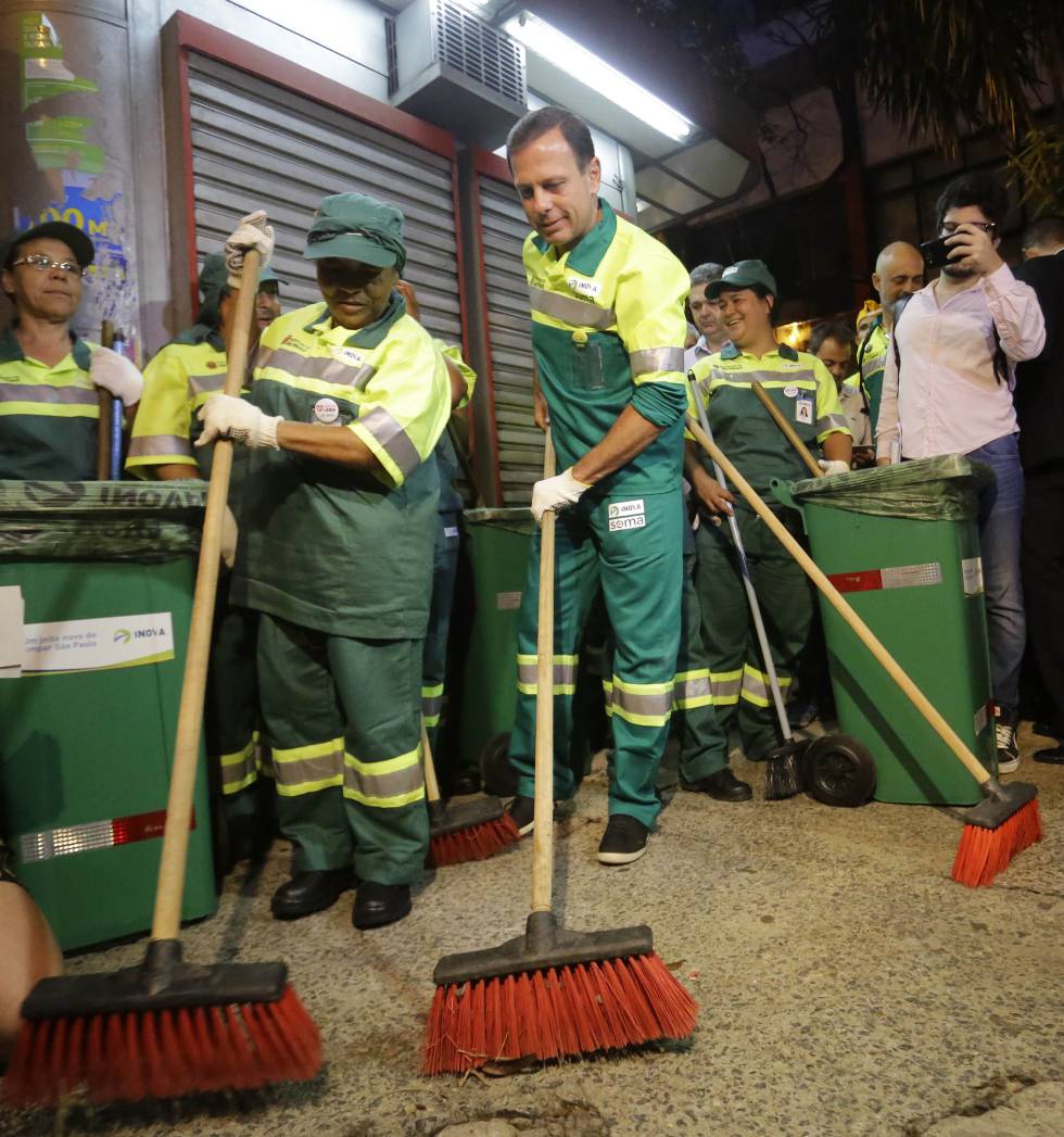 Um dia após a posse, João Doria se vestiu de Gari e começou a segunda-feira varrendo um trecho da avenida Nove de Junho, no centro de São Paulo.
