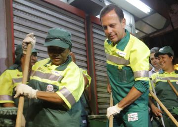 Era Doria começa com prefeito e secretários de São Paulo vestidos de garis