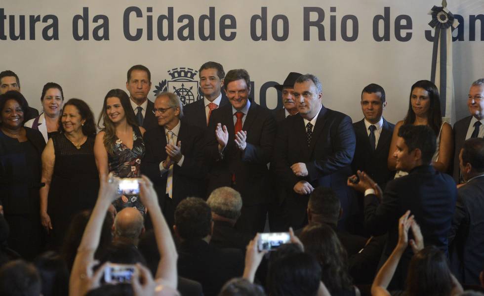 Marcelo Crivella toma posse como prefeito do Rio de Janeiro.