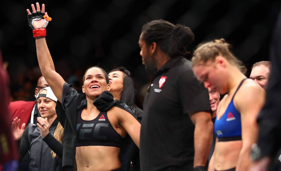 Amanda Nunes comemora a vitória sobre Ronda Rousey, em 30 de dezembro passado.