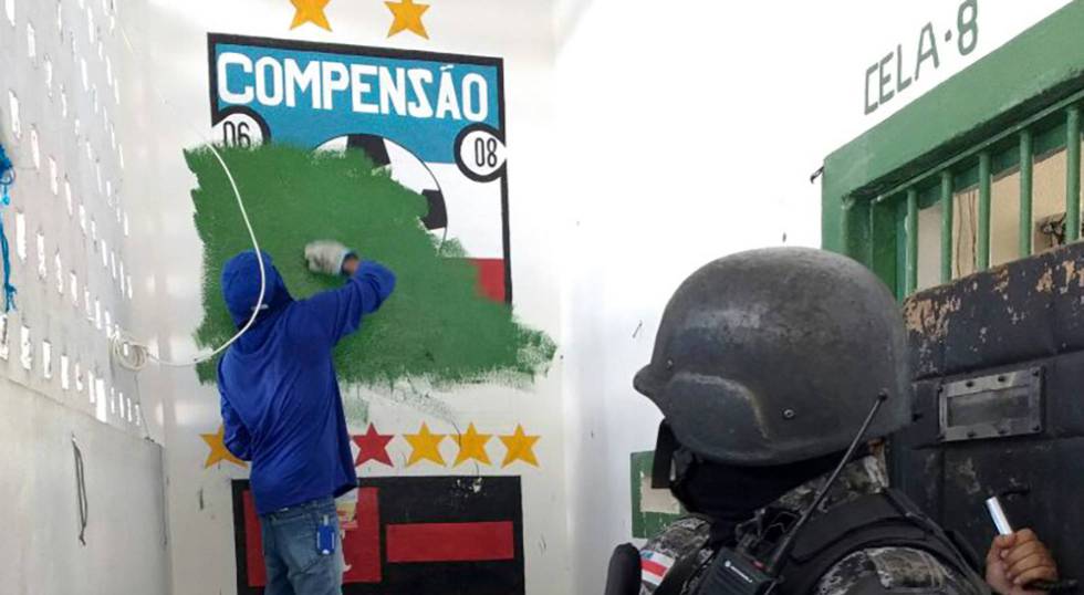 Detento cobre o escudo do Compensão dentro do Compaj. Detento cobre o escudo do Compensão dentro do Compaj.