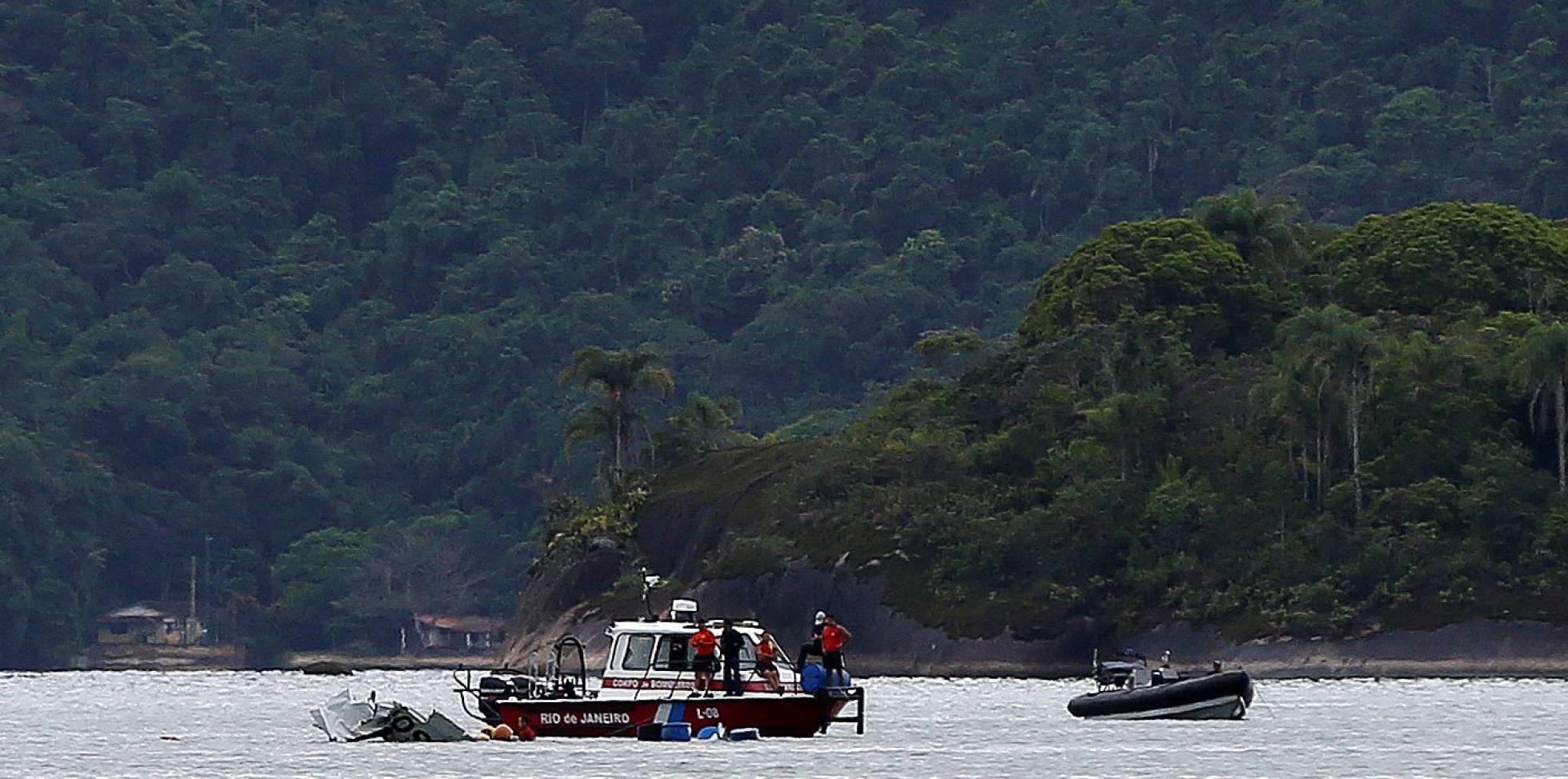 Um barco da Marinha no lugar da queda da aeronave, na costa de Paraty. Um barco da Marinha no lugar da queda da aeronave, na costa de Paraty.