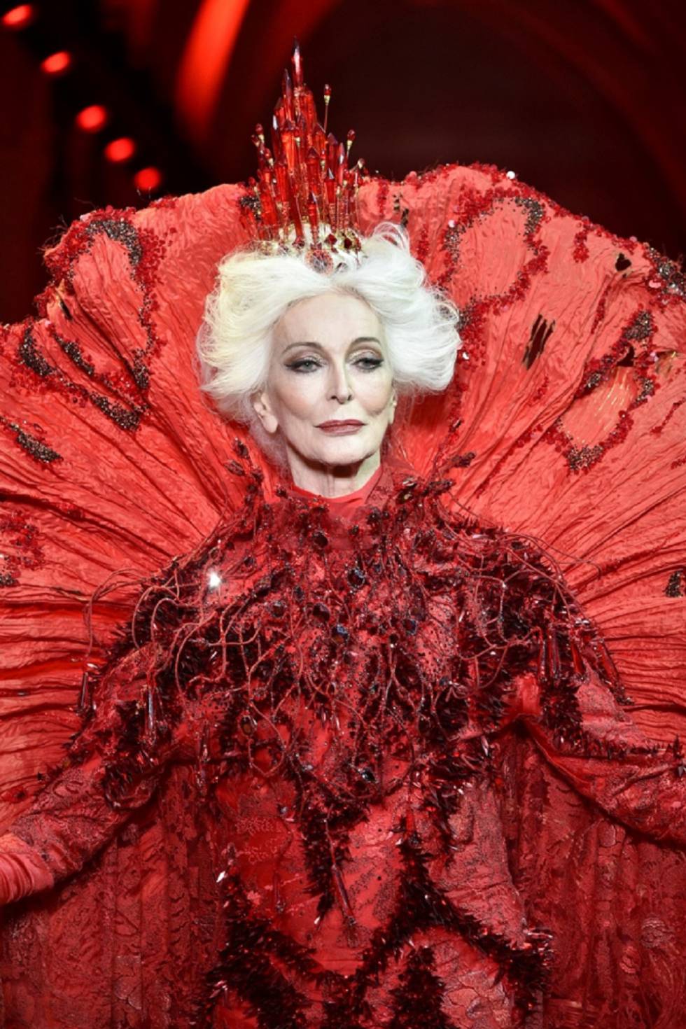 A modelo mais espetacular da Semana da Moda de Paris tem 85 anos