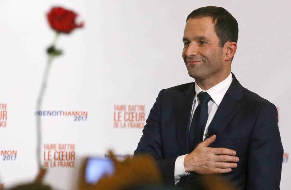 Benoît Hamon ao ser comunicado de sua vitória neste domingo. 