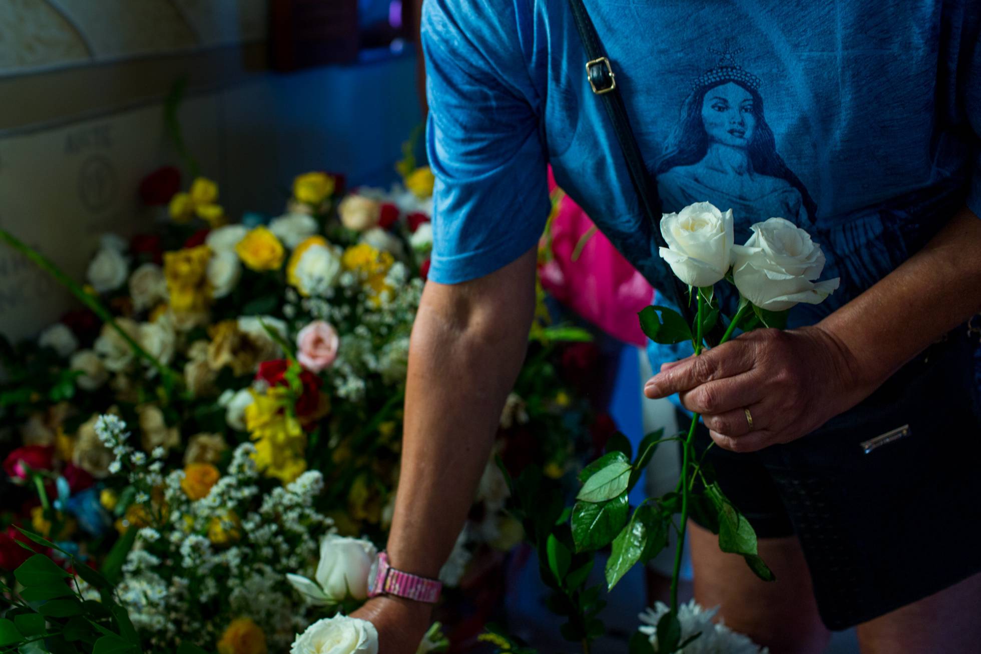 Devoto escolhe rosas brancas para Iemanjá. Devoto escolhe rosas brancas para Iemanjá.