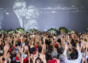 No velório de dona Marisa, comoção e política