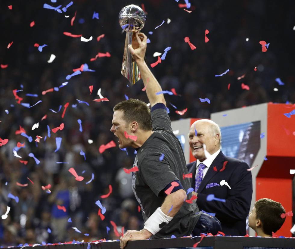 Tom Brady ergue o troféu na madrugada desta segunda-feira.