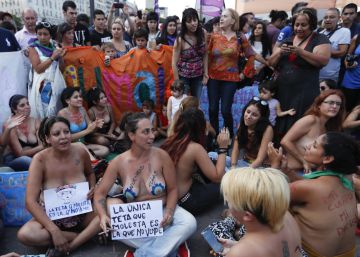 Argentinas fazem topless coletivo em protesto contra machismo Argentinas fazem topless coletivo em protesto contra machismo