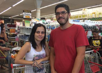 “Como não sabemos até quando vai o caos, decidimos estocar comida”