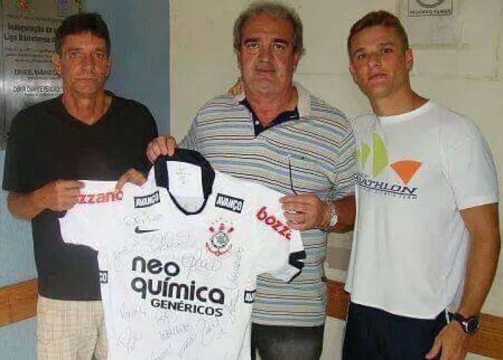 Onilson, Ivo Duarte (captador de recursos) e Thiago, na entrega da camisa à Santa Casa de Barretos. Onilson, Ivo Duarte (captador de recursos) e Thiago, na entrega da camisa à Santa Casa de Barretos.