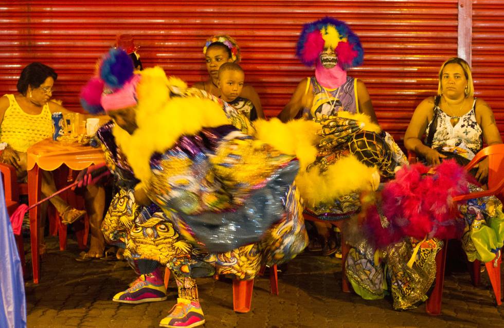 Os reis do Carnaval do subúrbio carioca mantêm seu reinado entre o terror e a arte