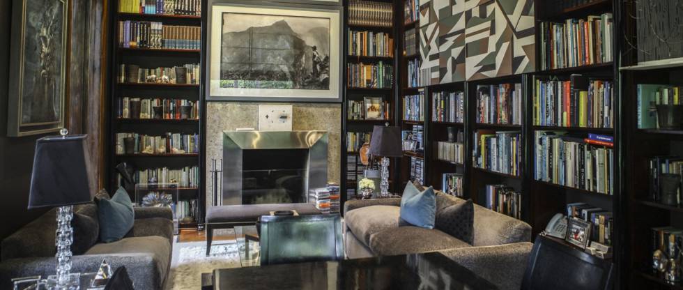 Na biblioteca, fotografias de Martín Chambi e um raro quadro de Fernando Bryce.