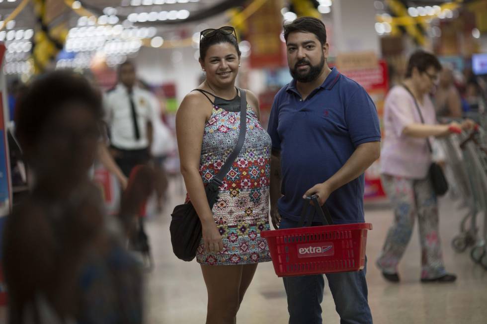 Priscila Galhardo e Zalor Martins, pais de uma criança de um ano, fazem a compra juntos. 