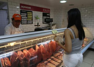 Ministério da Agricultura diz que é seguro comer carne, mas ainda não sabe extensão de esquema corrupto Ministério da Agricultura diz que é seguro comer carne, mas ainda não sabe extensão de esquema corrupto