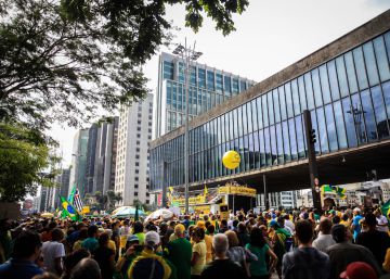 Manifestantes de direita em São Paulo se dividem sobre permanência de Temer Manifestantes de direita em São Paulo se dividem sobre permanência de Temer