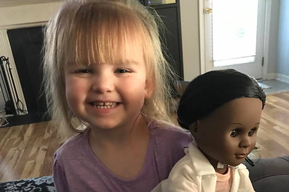 A menina que vê além da cor da boneca: “Claro que somos parecidas. Ela é médica e eu também”