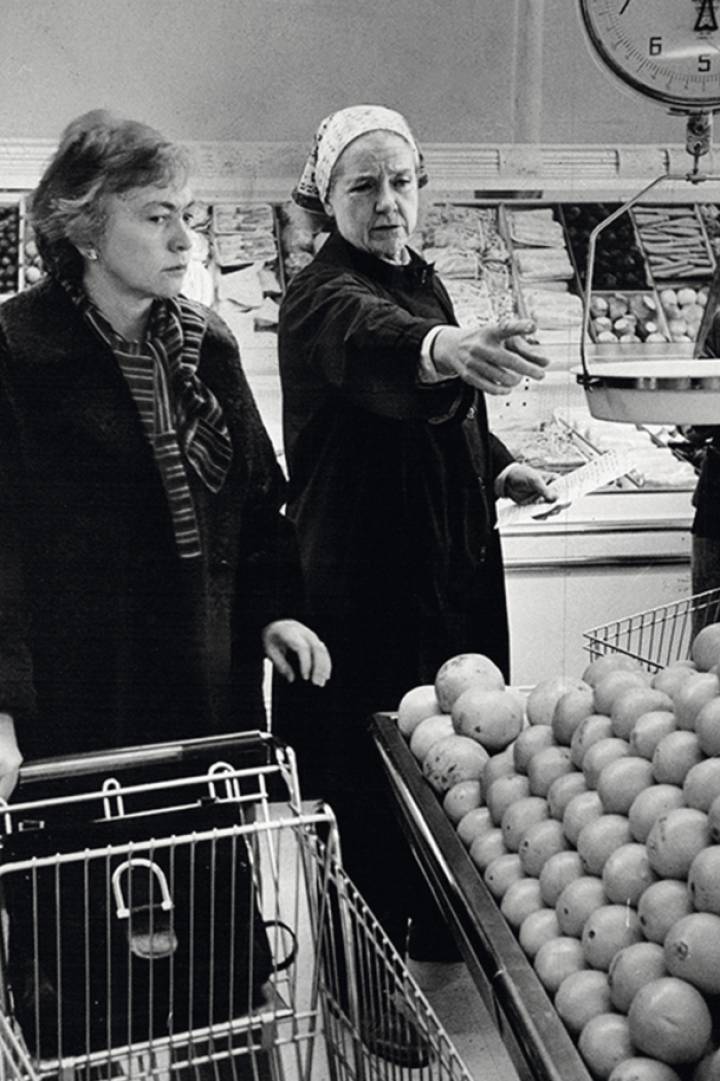 A poetisa com a cozinheira e escritora culinária Rosemary Manell.