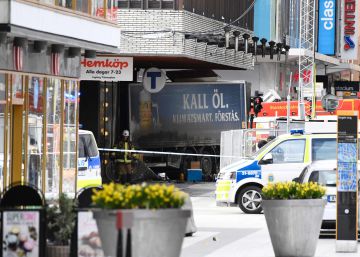 Atentado com um caminhão em Estocolmo causa quatro mortes