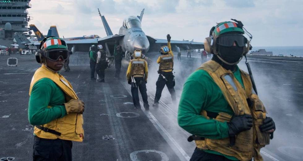 Marines realizam operações de voo no porta-aviões Carl Vinson, no Mar da China.