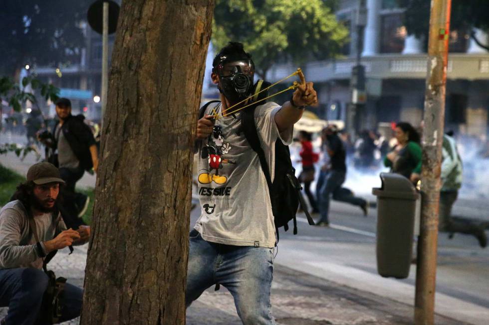 Manifestantes enfrentam a polícia no Rio.