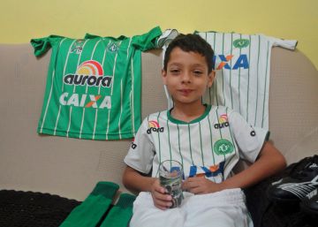 Menino que virou símbolo do luto reencontra a alegria com a Chapecoense Menino que virou símbolo do luto reencontra a alegria com a Chapecoense