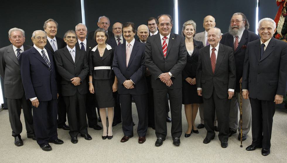 Em foto de dezembro de 2009, o ministro Gilmar Mendes recebia os colegas que compunham a Corte do STF e ministros aposentados para almoço de confraternização.