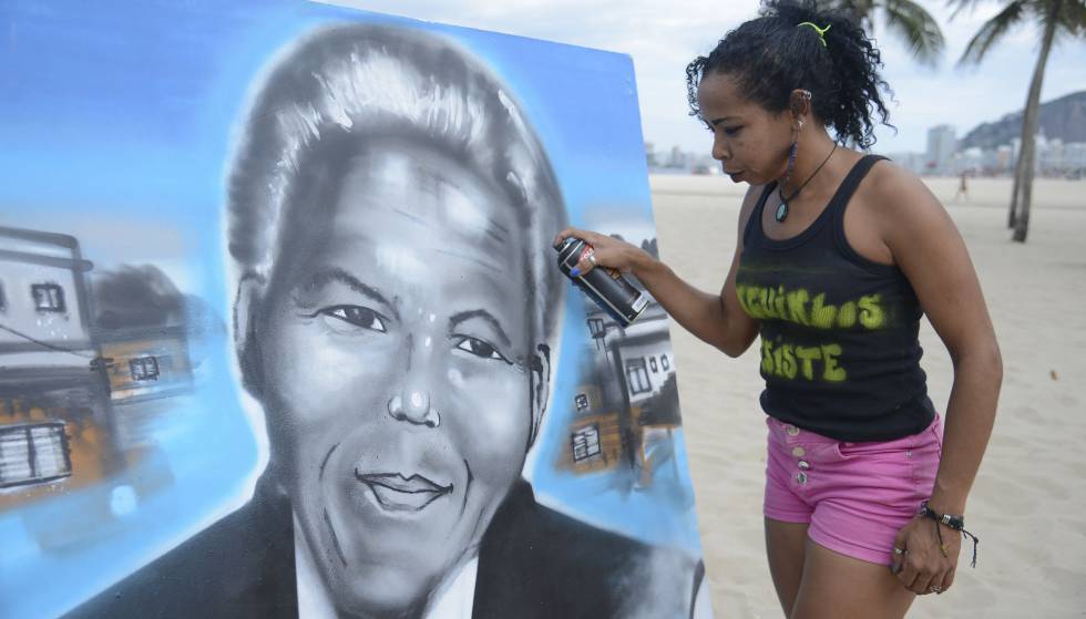 A educadora Graciara da Silva, moradora da favela do Mandela, grafita em homenagem ao líder sul-africano.
