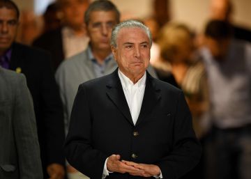 Temer convoca aliados para tentar frear debandada Temer convoca aliados para tentar frear debandada