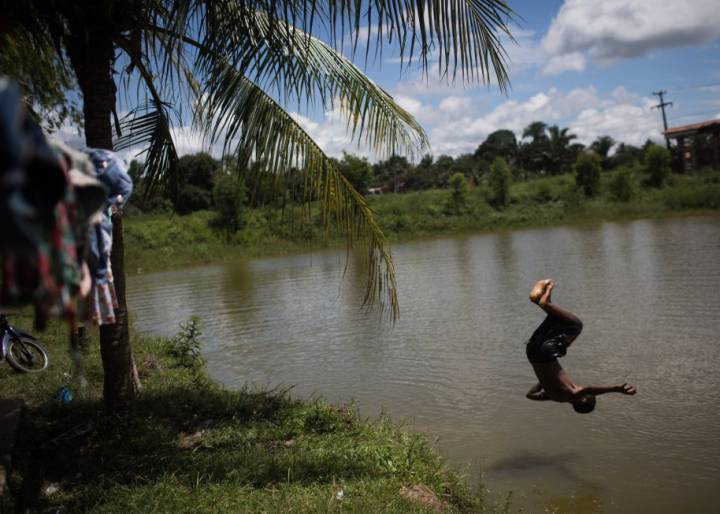 Las tribus indígenas de Brasilia reclaman sus tierras con arcos y flechas Las tribus indígenas de Brasilia reclaman sus tierras con arcos y flechas
