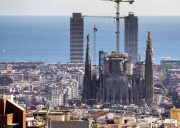 A Sagrada Família sobe pelo céu de Barcelona