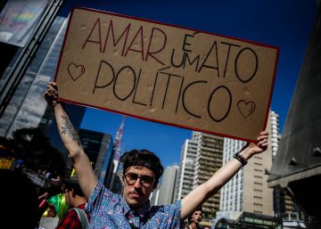 Parada Gay reúne multidão em São Paulo contra preconceito e por estado laico Parada Gay reúne multidão em São Paulo contra preconceito e por estado laico