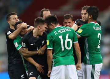 Futebol ou rúgbi? O duelo brusco entre Nova Zelândia e México na Copa das Confederações Futebol ou rúgbi? O duelo brusco entre Nova Zelândia e México na Copa das Confederações