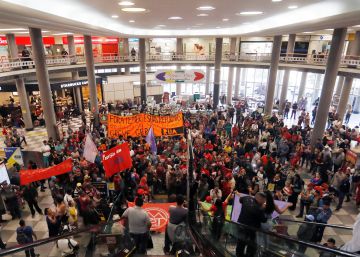 Com protestos e bloqueios pontuais, paralisações são menores que na última greve geral Com protestos e bloqueios pontuais, paralisações são menores que na última greve geral