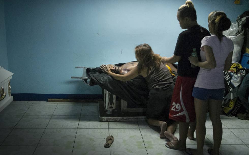 Um dia antes, Morena tinha idoa um necrotério da localidade de Navotas, ao norte de Manila, para identificar seu filho acompanhada por alguns familiares.