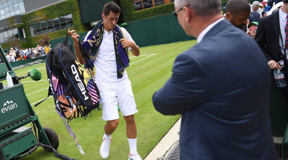 Tomic deixa a quadra após ser derrotado por Mischa Zverev.