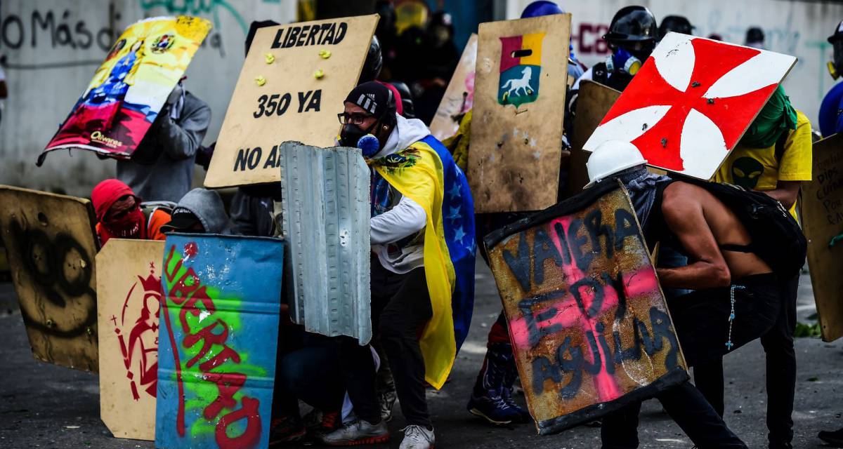 Grupos opositores protestam nesta quinta-feira, em Caracas.