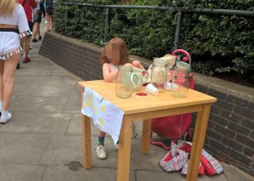 Menina de cinco anos que vendia limonada em Londres é multada por “falta de licença” Menina de cinco anos que vendia limonada em Londres é multada por “falta de licença”