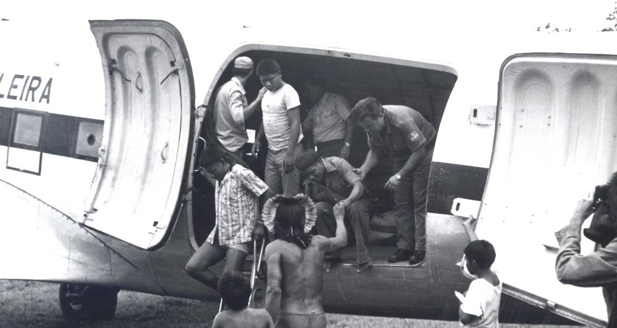 Imagem de arquivo mostra a transferência, em avião da FAB, de indígenas na época da ditadura.