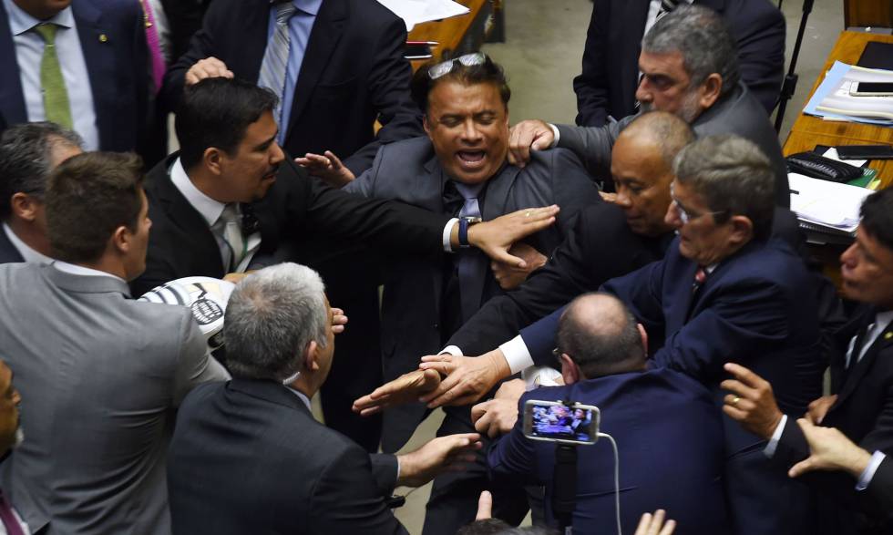 Tumulto durante a sessão que decide o rumo da denúncia contra Michel Temer, na Câmara.