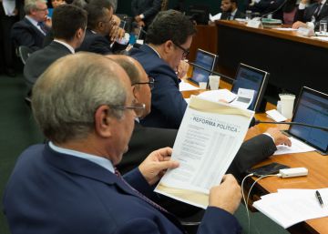 Distritão: Câmara dá primeiro passo para mudar modo de eleger deputado já em 2018 Distritão: Câmara dá primeiro passo para mudar modo de eleger deputado já em 2018
