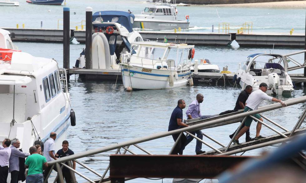 Autoridades resgatam o corpo de uma das vítimas da tragédia em Salvador.