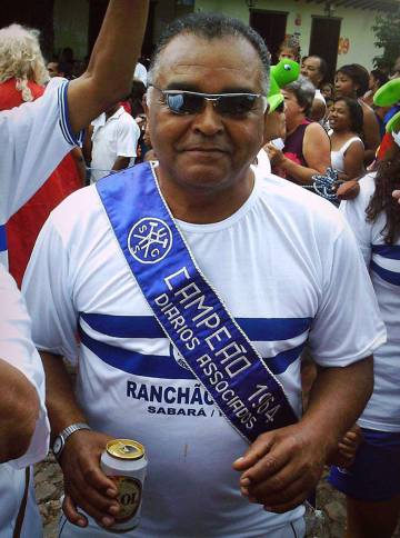 Único remanescente de time campeão em Sabará, Djair desfila com faixa do título durante o carnaval da cidade.