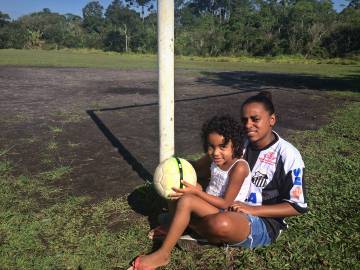 Ana Paula e a filha Laura: “mãe solo” promete incentivar a filha caso ela queira trilhar o mesmo caminho no futebol.