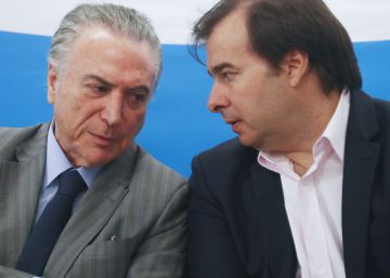 Na véspera de analisar denúncia, Maia dispara contra o PMDB de Temer Na véspera de analisar denúncia, Maia dispara contra o PMDB de Temer
