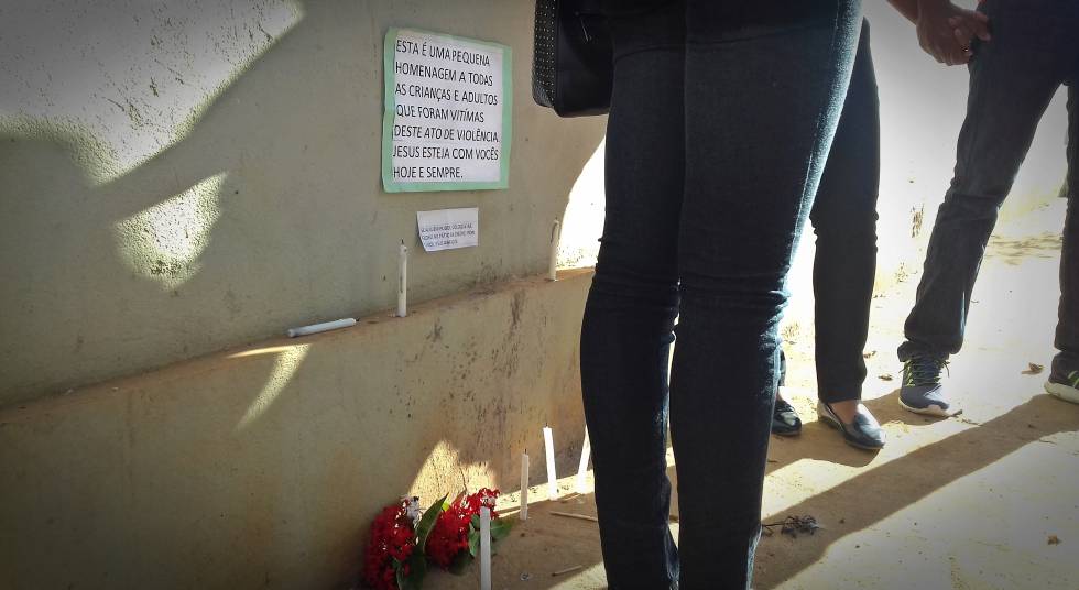 Homenagem às vítimas da tragédia em frente à creche.