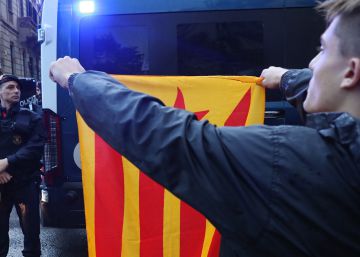 Governo da Espanha destitui cúpula do poder na Catalunha e abre nova fase na crise Governo da Espanha destitui cúpula do poder na Catalunha e abre nova fase na crise